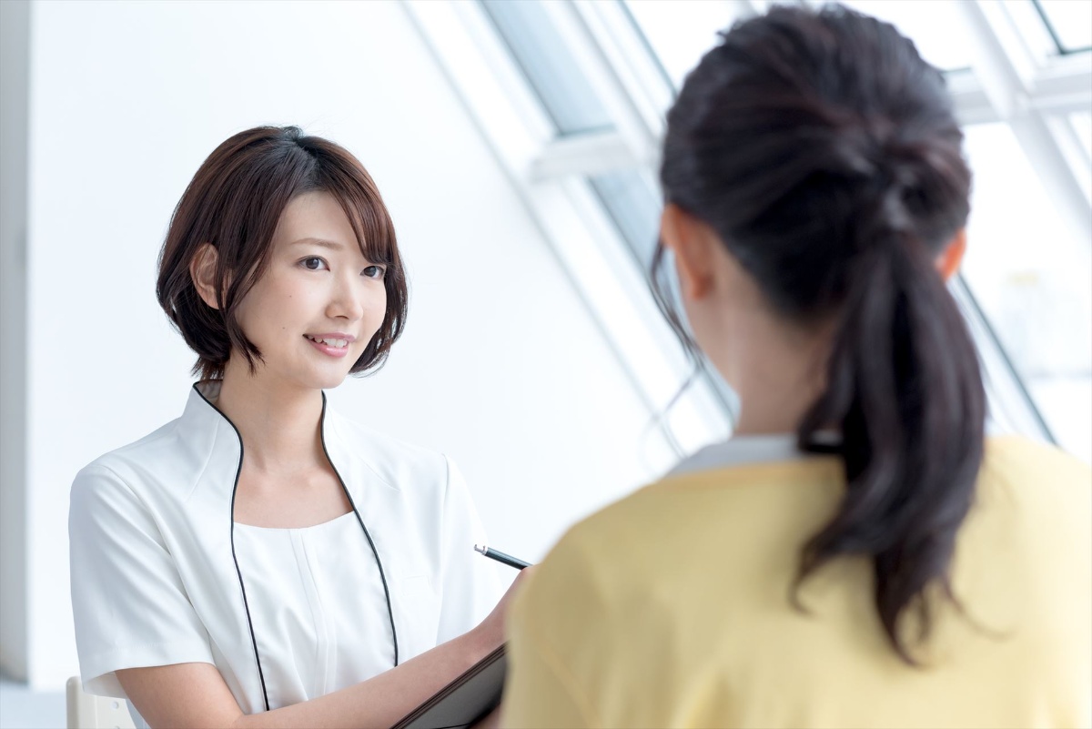 カウンセリングする女性スタッフ